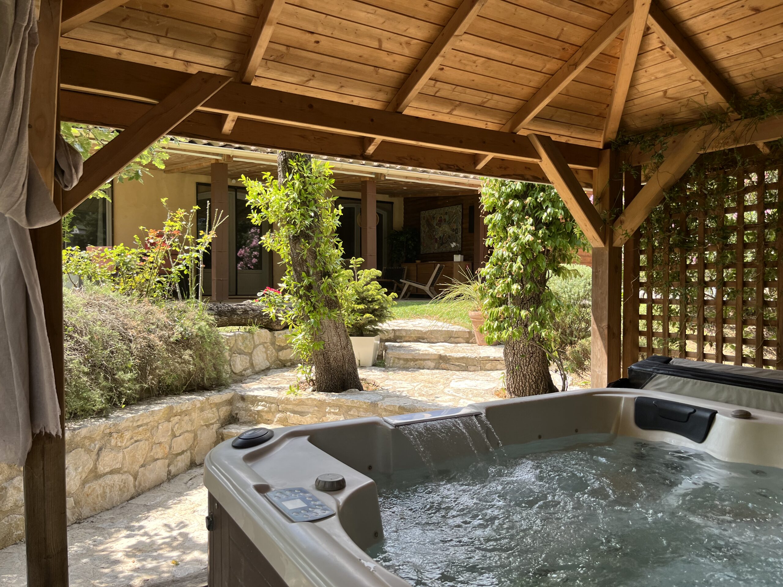 Cottage Côté Jardin — Hot tub